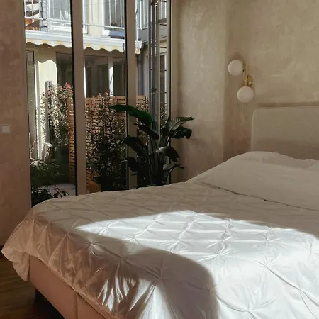 Atrium Apartment *
