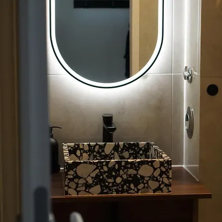 Atrium Apartment *